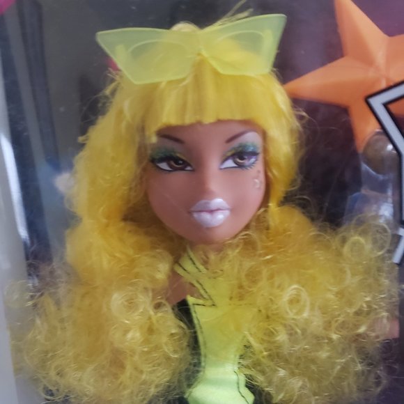 BRATZ STYLE STARZ YASMIN DOLL SINGS 2 WIGS NEW - Picture 2 of 5